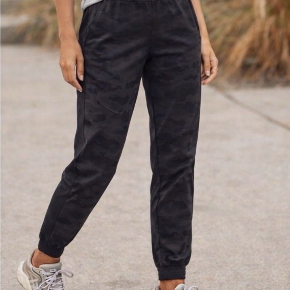 Athleta Brooklyn Textured Jogger Pant in Black Camo Size 8
